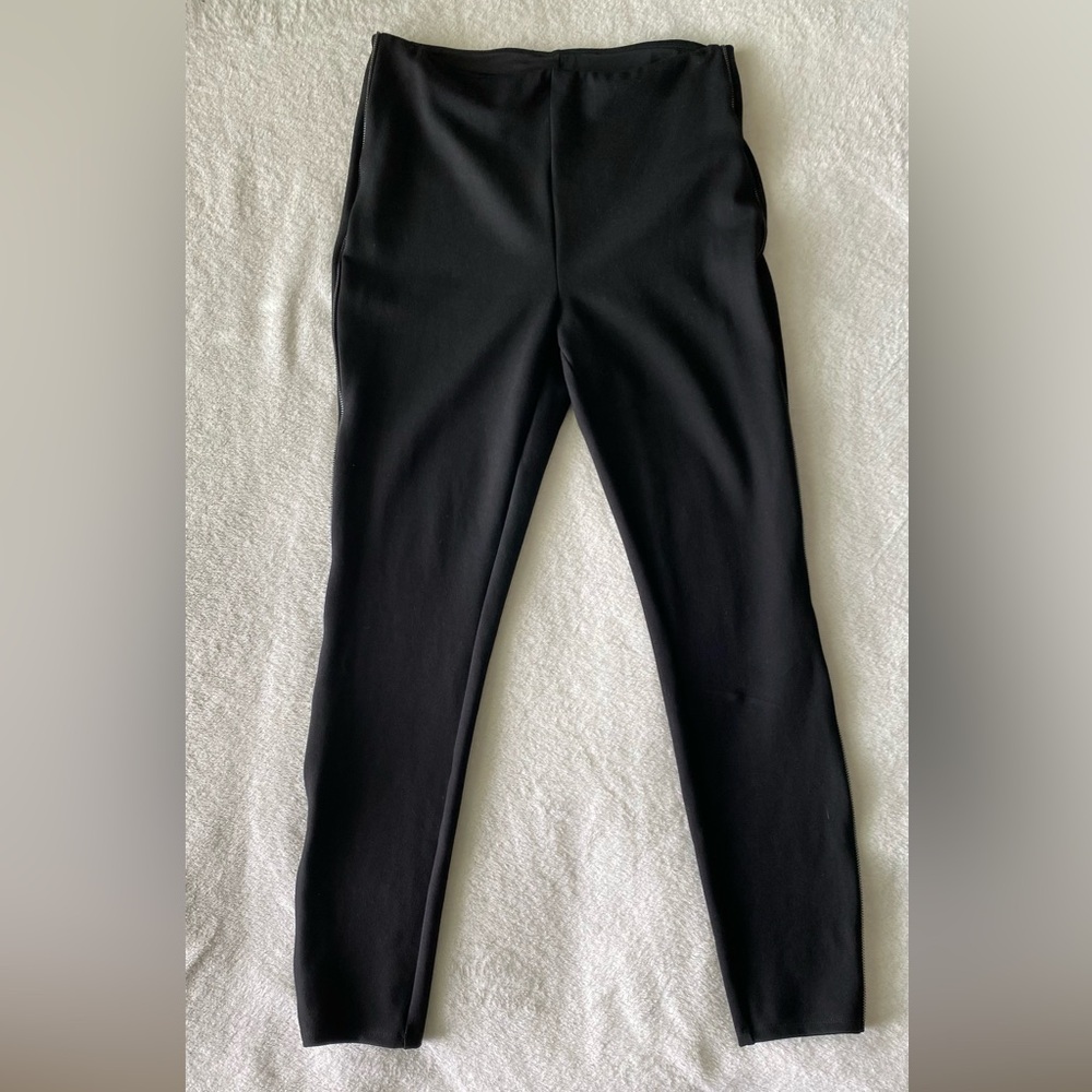 LYSSÉ black leggings with side zipper detail size Medium
